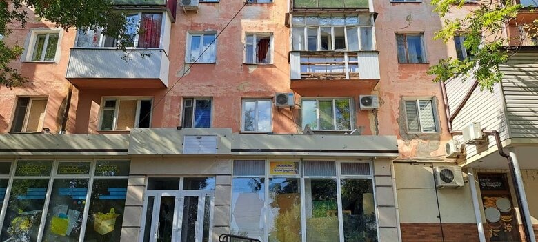 Последствия обстрела Херсона рашистами: Попадание возле многоквартирного дома 06