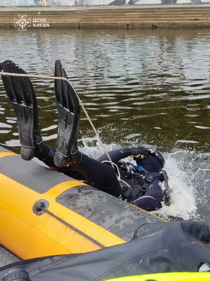 Тіло хлопця, який впав внаслідок обриву троса на атракціоні в Києві, дістали з Дніпра