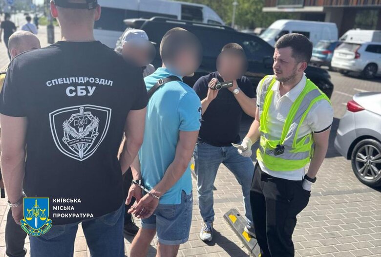 В Киеве инспектор КГГА требовал $15 тысяч взятки