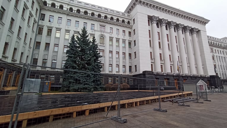 Під Офісом Президента почали встановлювати будиночки 14