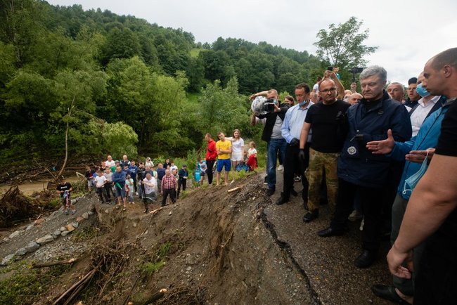 Дизельні генератори, помпи для відкачування води та гроші на техніку, - Порошенко привіз допомогу постраждалим від повені на Прикарпатті 05 Дизельні генератори, помпи для відкачування води та гроші на техніку, - Порошенко привіз допомогу постраждалим від повені на Прикарпатті 05