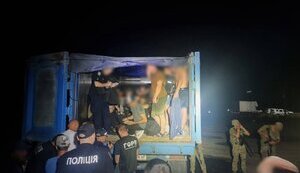 41 чоловік у причепі: На кордоні з Молдовою затримано вантажівку. ВІДЕО+ФОТО