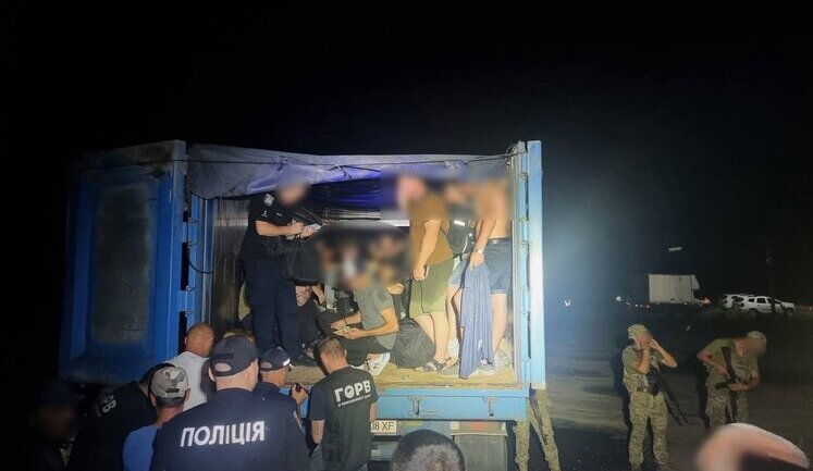 41 чоловік у причепі: На кордоні з Молдовою затримано вантажівку. ВІДЕО+ФОТО