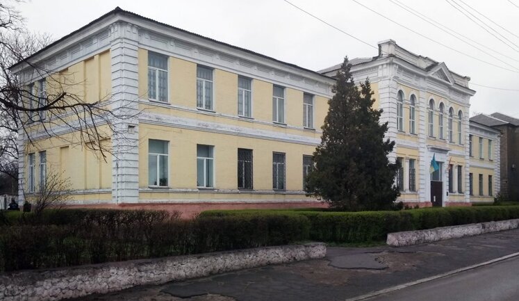 Кам’янська міськрада замовила реконструкцію ліцею за 130 млн грн з переплатою в 18 мільйонів, якої вистачило б на 130 "Мавіків", - ЗМІ