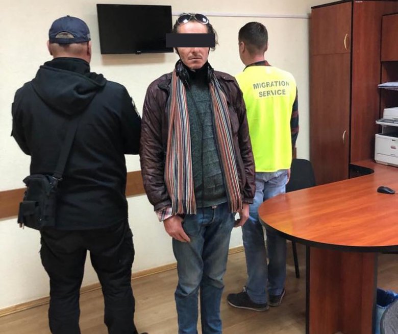 Іспанець три місяці нелегально жив у львівському торговому центрі 01