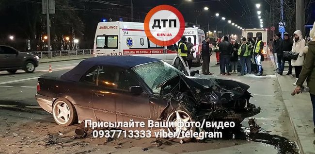 Пять человек пострадали в аварии на Соломенской площади 01