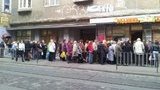 "Регионал" во Львове собрал огромную очередь за новыми зонтами. ФОТОрепортаж