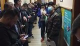 Очередь и пренебрежение масками: в Главном управлении полиции Киева не соблюдаются правила карантина. ФОТО
