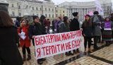 У центрі Києва відбувся марш "Досить терпіти!" за рівноправність і проти насильства: "Баба терпіли, мама терпіли, я терпіти не буду". ВІДЕО+ФОТОрепортаж
