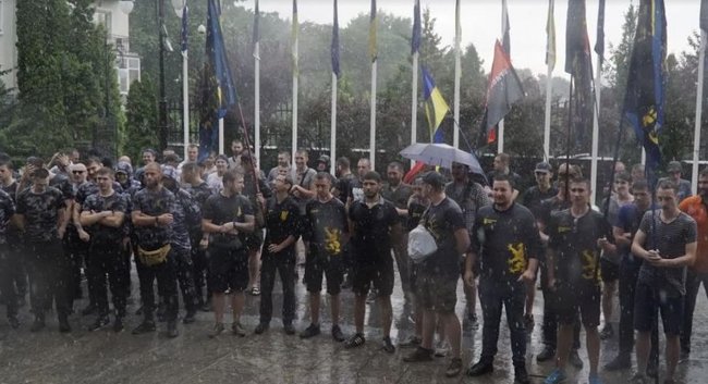 Українські націоналісти вимагають негайно заарештувати Медведчука 02