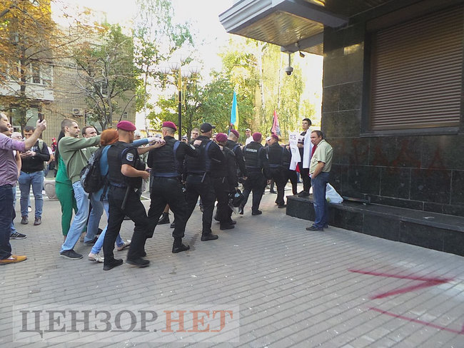 Під час мітингу під ГПУ проти екстрадиції в РФ Тумгоєва сталися сутички: мітингувальники бють вікна, їх у відповідь поливають водою зі шлангів 06