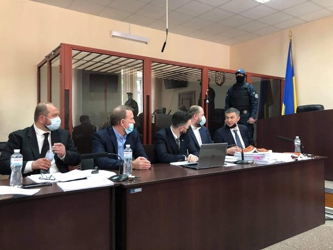 Поліція розділила тітушок і активістів, які пікетують суд щодо обрання запобіжного заходу Медведчуку 03