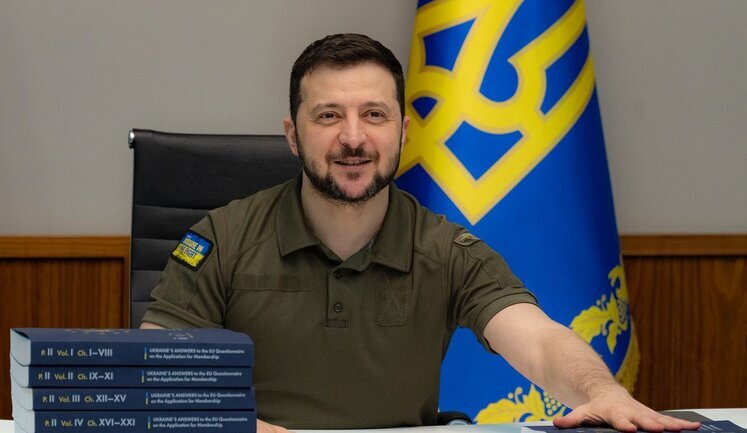 Зеленський провів зустріч із фон дер Ляєн по відеозв’язку: Продемонстрував другу частину заповненої анкети для членства в ЄС. ФОТО