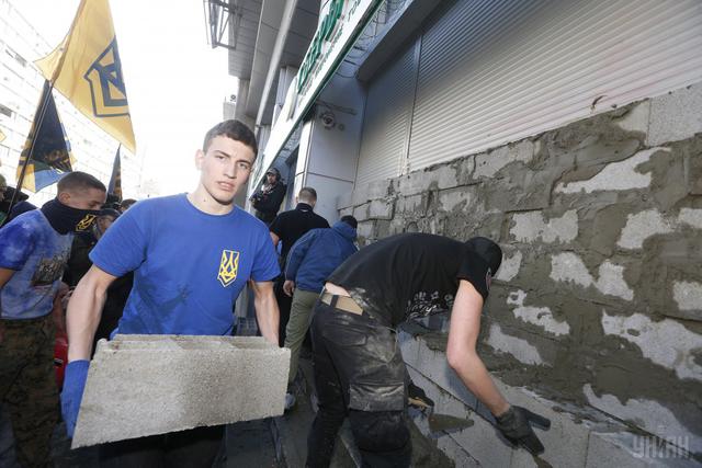 У центрі Києва замурували вхід у Сбербанк Росії 04