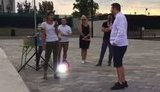 "Це гарна локшина на вухах, а президент - класний актор, людина і, можливо, чоловік, але не розуміє, що відбувається", - волонтери з Миколаєва - "слузі народу" Арахамії. ВIДЕО