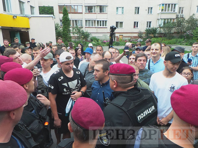 Активісти C14 побилися із журналістом Громадського Бурдигою під будівлею Голосіївського суду 14