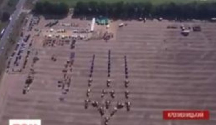 Ukraine’s largest trident formed with tractors and harvesters by farmers in Kropyvnytskyi. VIDEO
