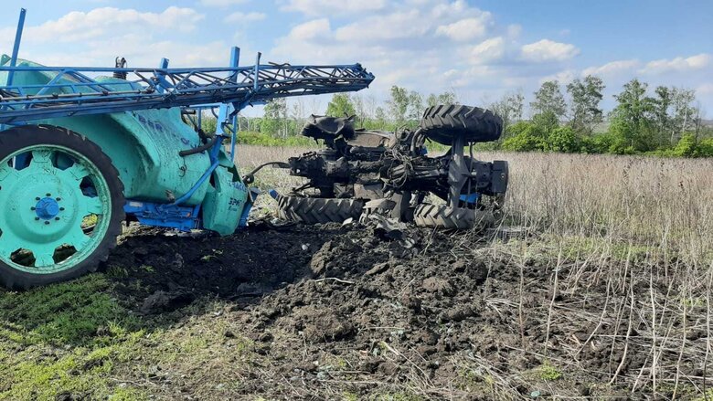 Tractor driver hits an anti-tank mine in Kharkiv region 04