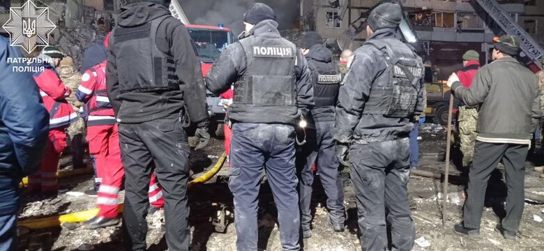 Разрушения, горящие автомобили, крики людей из-под завалов: Патрульная полиция показала кадры первых минут после ракетного удара по Днепру 07 Разрушения, горящие автомобили, крики людей из-под завалов: Патрульная полиция показала кадры первых минут после ракетного удара по Днепру 07