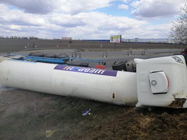 Цистерна с жидким кислородом перевернулась на Киевщине, движение по трассе М-1 ограничили, - ГСЧС 01