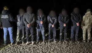 Із попереджувальними пострілами затримано іноземного провідника з "клієнтами" поблизу кордону з Угорщиною, - ДПСУ. ВІДЕО+ФОТОрепортаж