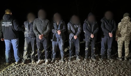 Біля кордону затримано іноземного провідника з клієнтами