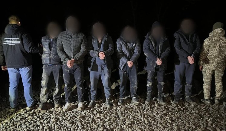 Із попереджувальними пострілами затримано іноземного провідника з "клієнтами" поблизу кордону з Угорщиною, - ДПСУ. ВІДЕО+ФОТОрепортаж