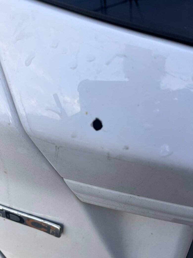 Невідомий вистрілив в авто ветеранки Дворецької у Києві