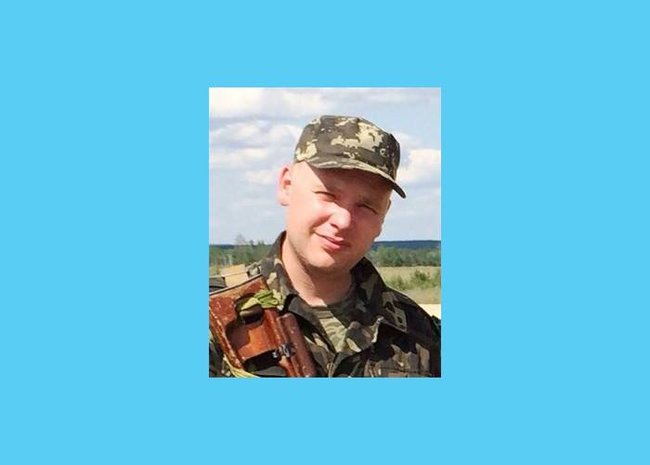 Мемориальные доски погибшим в зоне АТО воинам Сергею Ткачуку, Виктору Войцеховскому и Олегу Бурцу открыли на фасаде школы в Пятихатках на Днепропетровщине 01