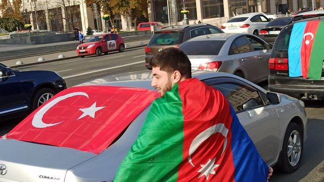 У центрі Києва відбувся автопробіг із прапорами Азербайджану та Туреччини, учасники скандували: Карабах! і стріляли (оновлено) 03
