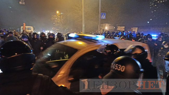 Под Шевченковским судом - столкновения с полицией 26