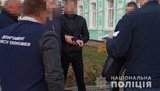 Поліція затримала чиновників Держгеокадастру і Держекоінспекції Хмельниччини на хабарі $1200. ФОТОрепортаж