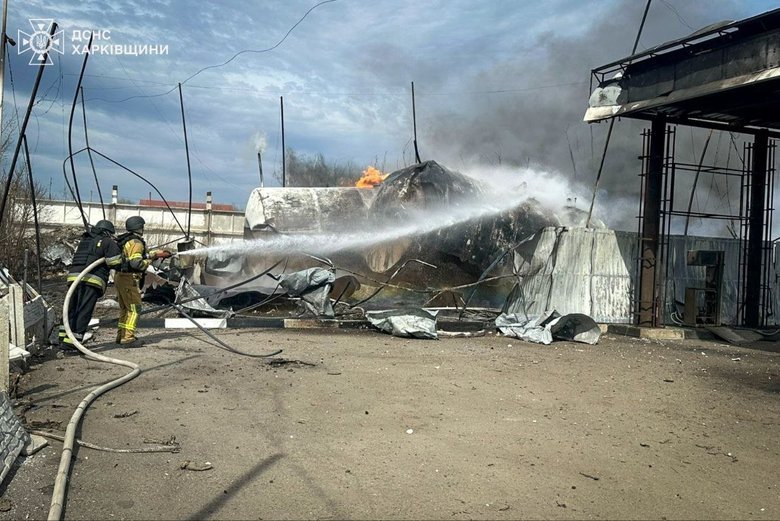 Росіяни вдарили по АЗС на Харківщині: виникла пожежа