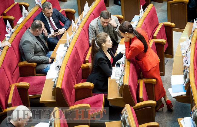 Поцелуй Матиос и Таруты и Ивченко с цепом, - день работы Рады 4 декабря 10