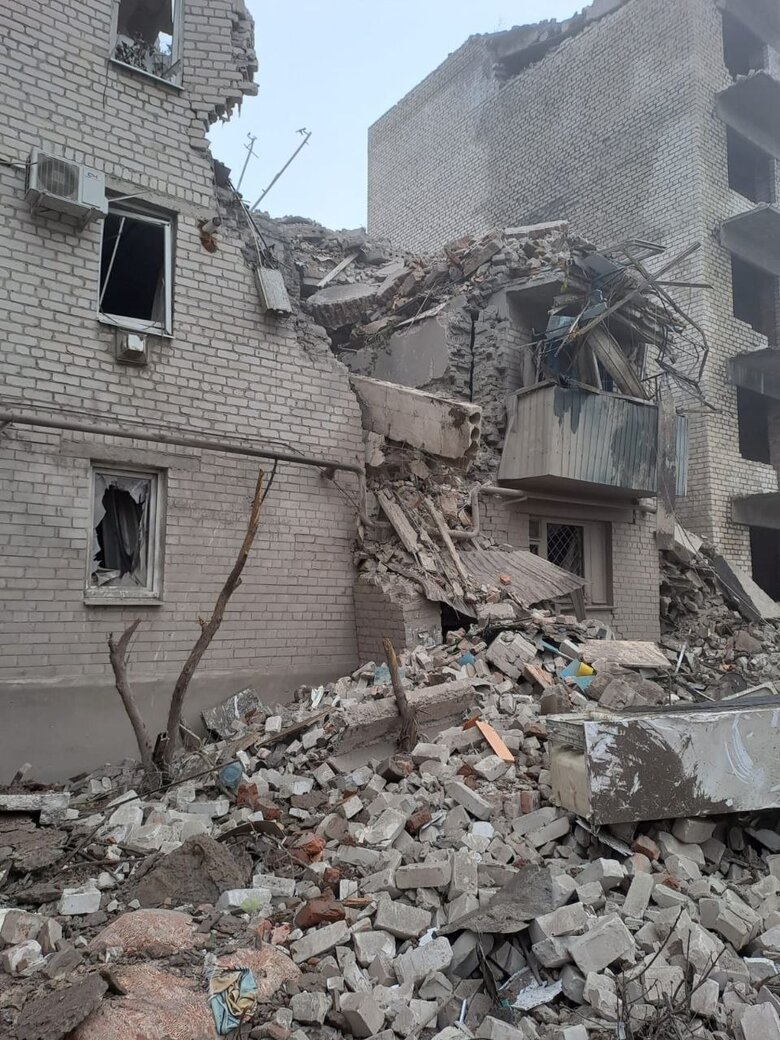 Russians hit apartment building in Chasiv Yar: three injured 02