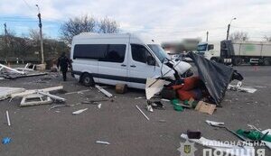 На Волині мікроавтобус врізався у блокпост: травмовано пасажирку, добровольця ДФТГ та правоохоронця. ФОТО