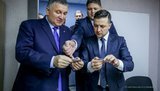 Зеленський першим серед українців отримав ID-картку з електронним підписом. ФОТО