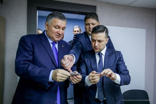 Зеленский первым из украинцев получил ID-карту с электронной подписью 01