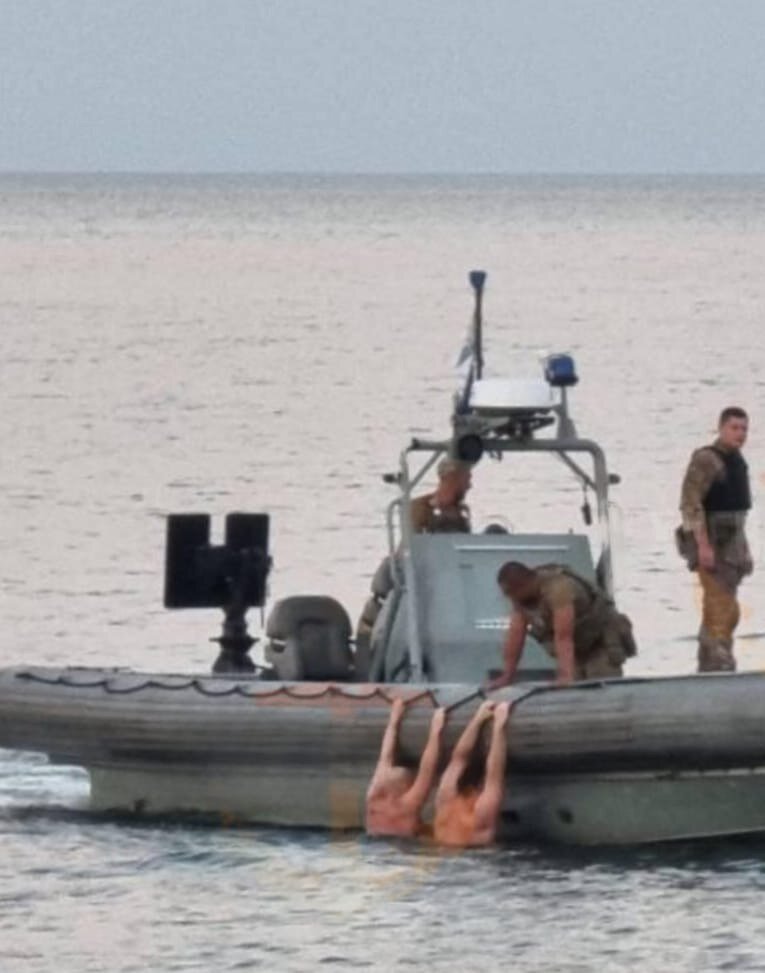 Військові моряки врятували людей у відкритому морі в Одесі