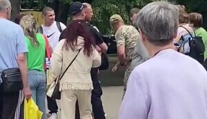 Чоловік у військовій формі у присутності двох поліцейських нецензурно лає жінку і б’є чоловіка у Харкові. ВIДЕО