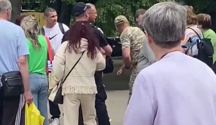 Чоловік у військовій формі у присутності двох поліцейських нецензурно лає жінку і б’є чоловіка у Харкові. ВIДЕО