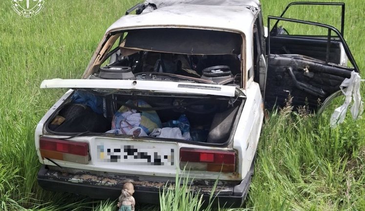 Російський FPV-дрон атакував авто на Харківщині: поранено двох літніх людей. ФОТО