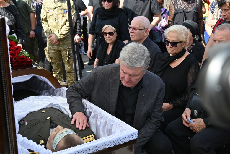 Із полковником, депутатом Київради від ЄС Сергієм Ільницьким (Сокіл), який загинув у бою проти рашистів у лавах піхоти 28 ОМБр, попрощалися в Києві 56