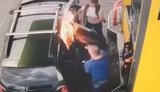 На АЗС загорелся автомобиль, когда россиянин пытался заправить канистры, поставленные в салоне. ВИДЕО