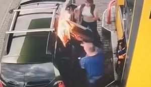На АЗС загорелся автомобиль, когда россиянин пытался заправить канистры, поставленные в салоне. ВИДЕО