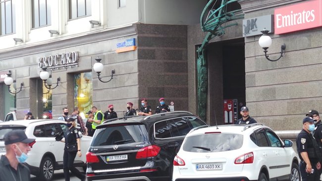 Захват банка в Киеве: спецтранспорт, нацгвардейцы, спецназ 05