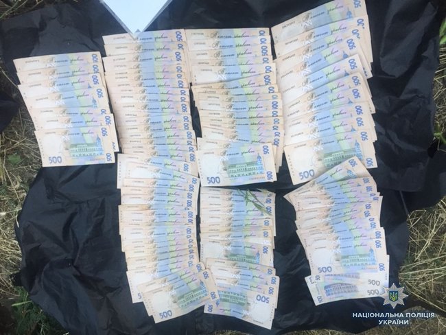 Запорізькі поліцейські затримали жінку за продаж власного неповнолітнього сина 02