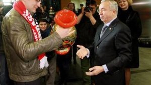 В Донецке высадился десант болельщиков-"бандеровцев" во главе с Садовым - будут болеть за "Донбасс". ВИДЕО+ФОТОрепортаж