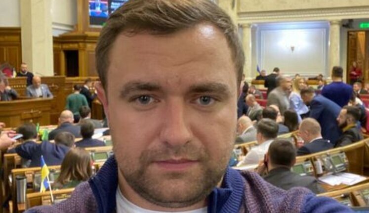 Нардеп від "Слуги народу" пояснив схему придбання телеканалу: "Купив на батьків, а батьки мені подарували"