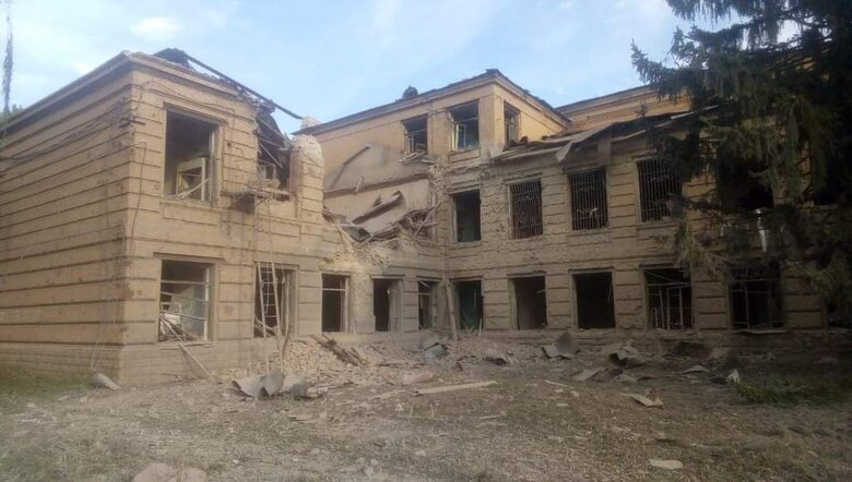Russian invaders again shelled Sloviansk. Building of chemical engineering school was destroyed, - Mayor Liakh 01